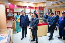 苏林总书记与党和国家领导参观《人民报》社的传统屋。