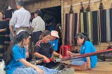 了解西原地区少数民族的纺织技艺。