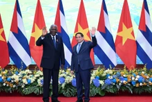 越南政府总理范明正（右）与古巴全国人民政权代表大会主席埃斯特万·拉索·埃尔南德斯。