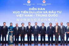 范清平大使，史忠俊秘书长和与会代表合影留念。