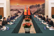 越南国会副主席陈光方与中国全国人大常委会副委员长张庆伟举行会谈。