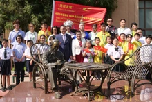 范清平大使和两国少儿在大使馆花园里的胡伯伯铜像合影。