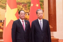 越南国会副主席陈光方与中国全国人大常委会委员长赵乐际合影。