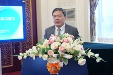 农德来参赞自会上发言。