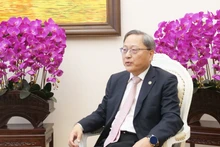 中国察哈尔学会秘书长张建国接受越南人民报常驻中国记者采访。