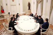 越共中央总书记苏林的特使、越共中央政治局委员、越南外交部长黎怀忠24日在克里姆林宫会见了俄罗斯联邦总统弗拉基米尔·普京。