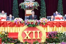 老挝人民革命党中央总书记在老挝人民革命党第十二次全国代表大会上致闭幕词。