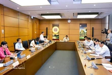 国会常委会召开的一场会议。