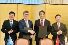 联合国教科文组织驻越南首席代表乔纳森·华莱士·贝克与伊藤直树大使签署项目实施协议。