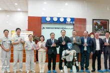 河内市人民委员会主席武大胜走访越南三星研发中心。