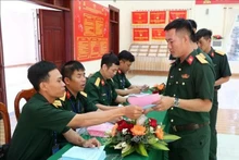 特种兵种水上特工第5旅选举小组向选民发放选票，组织投票。