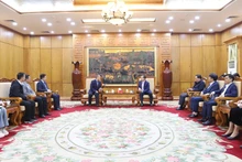 北宁省人民委员会主席范黄山在与中国晶澳太阳能集团（JA Solar）工作代表团举行会谈。