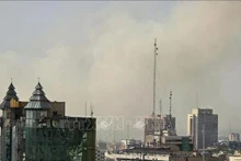 2026年2月28日，伊朗首都德黑兰发生巨大爆炸后，居民区冒出浓烟。