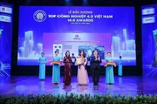 在第四届越南工业4.0领军企业表彰仪式上获得表彰的科技企业。