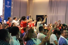 越南举重队夺冠，现场观众欢呼喝彩。