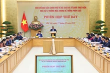 越南政府总理、法律障碍核查处理指导委员会主任范明正主持会议。