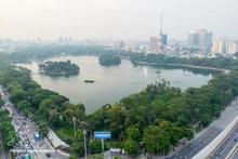 河内统一公园的绿地有助于净化和调节气候。