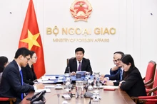 越南外交部副部长阮孟强同菲律宾外交部副部长艾雷拉·林通电话。