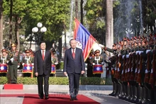 越共中央总书记苏林同老挝人民革命党中央总书记、国家主席通伦·西苏里。（图片来源：越通社）