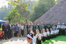 越南各民族文化旅游村的芒族同胞向游客推介本民族文化特色。