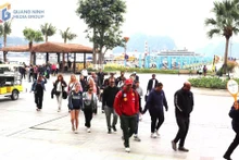 广宁省目标接待2200万游客，下龙狂欢节打响夏季旅游。（图片来源：baoquangninh.vn）