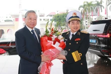 国防部海军军种领导人欢迎苏林总书记。