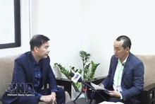 柬埔寨国民议会副秘书长兼国会咨询委员会主席谢万那烈（Chheang Vannarith）接受越通社驻金边记者采访。