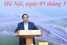 越南政府总理、国家重点交通工程项目指导委员会主任范明正在会议上发表讲话。