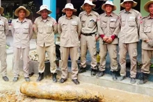 越南和平之树组织排雷队将炸弹转移到安全地带。