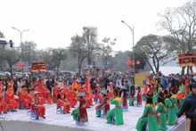 河内市还剑坊人民委员会举行“人旗节”开幕式，庆祝农历马年。