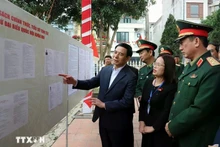 越共中央政治局委员、国防部长潘文江大将检查太原省潘廷冯坊选举筹备工作。