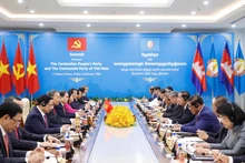 越共中央政治局与柬埔寨人民党中央常务委员会举行会晤。