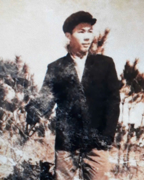 1971年,陈文慈老师在桂林校区旁的山坡上留影。(图片由陈文慈先生提供) tran-van-tu-nam-1971.jpg