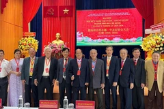 胡志明市越南与中国友好协会12月28日召开代表大会。与会代表合影留念。图片来源：西贡解放日报