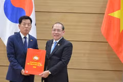 越南祖国阵线中央委员会副主席黄功水向武胡大使赠送纪念品。