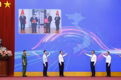各位代表参与按键仪式，正式启动农产品追溯系统，标志着该系统在全国范围内投入运行。 图片来源：姜忠 摄。
