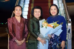 越南国会副主席阮氏青前往内排国际机场迎接柬埔寨国会主席昆索达莉一行。图片来源：越通社