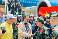 委内瑞拉外交部长伊万·吉尔·平托在机场迎接了范文巳少将和越南代表团。（照片由越南驻委内瑞拉大使馆提供）