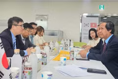 双方举行工作会议。