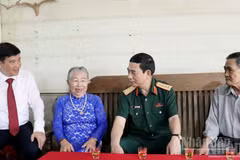 潘文江将军看望了阮文事先生和丁氏贝女士的家人。