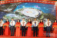 越共中央政治局委员、越南政府副总理、国防部部长潘文江上将与林同省领导人一起为嘉义中心广场和博物馆、图书馆及公园综合体举行了剪彩仪式。