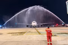 帕拉塔航空WE271航班抵达后，机场以“水门礼”迎接。这是民航业迎接首航航班的最高礼仪。