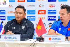 迭戈·朱斯托齐（右）和泰国五人制足球队教练拉克蓬·赛内特甘在新闻发布会上回答记者的提问。（图片来源：FAT）