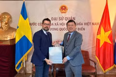 越南驻瑞典大使陈文俊亲切会见了新任古巴驻瑞典大使拉乌尔·德尔加多·孔塞普西翁。（图片由越南驻瑞典大使馆提供）