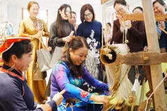 澜沧江—湄公河各国妇女代表在广西体验少数民族非物质文化遗产和传统手工艺。（图片由主办方提供）