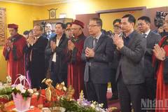 越共中央委员、老街省省委书记杨国辉，越南驻俄罗斯大使邓明魁，俄罗斯越南人组织联合会主席杜春黄等出席雄王祭祖大典。
