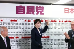 日本首相、自民党（LDP）领导人高市早苗于2026年2月8日在东京，为在众议院选举中获胜的本党候选人张贴姓名牌。图片来源：越通社