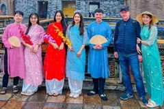 越南友人黄秋姮女士与丈夫马雷克（右一）兴致勃勃地在越南迎接传统春节。