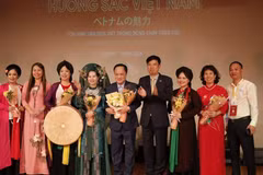 与会代表与艺术家们合影留念。