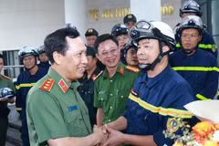 越共中央委员、公安部副部长黎文线上将与工作组成员一一握手。